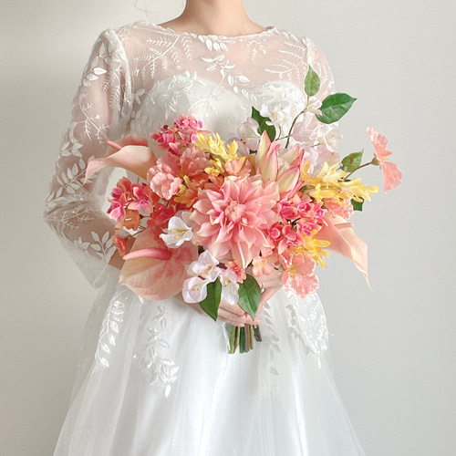Amazon｜ブライダルブーケ ウエディングブーケ 造花 花束 結婚式 花嫁ブーケ 造花 欧米風 バラ 花束 ブライダルブーケ ラウンドブーケ 結婚式  パーティー 撮影（ピンク）｜造花 オンライン通販
