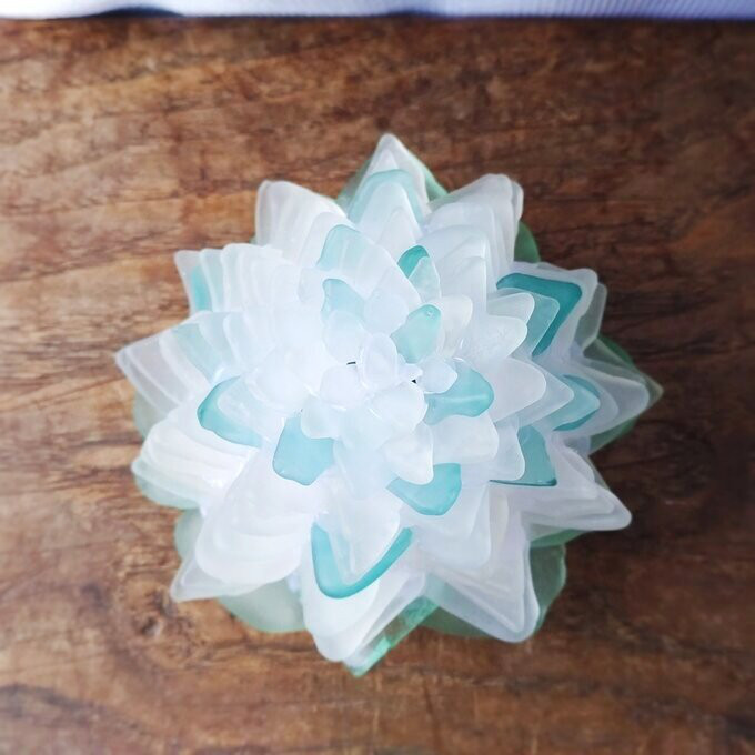 【オーダー】シーグラスのお花のランプシェード ホワイト＆ブルーグリーン×ライトグリーン 木の芽月（このめづき）【海灯花】