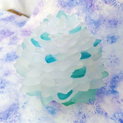 【オーダー】シーグラスのお花のランプシェード ホワイト＆ブルーグリーン×ライトグリーン 木の芽月（このめづき）【海灯花】 3枚目の画像