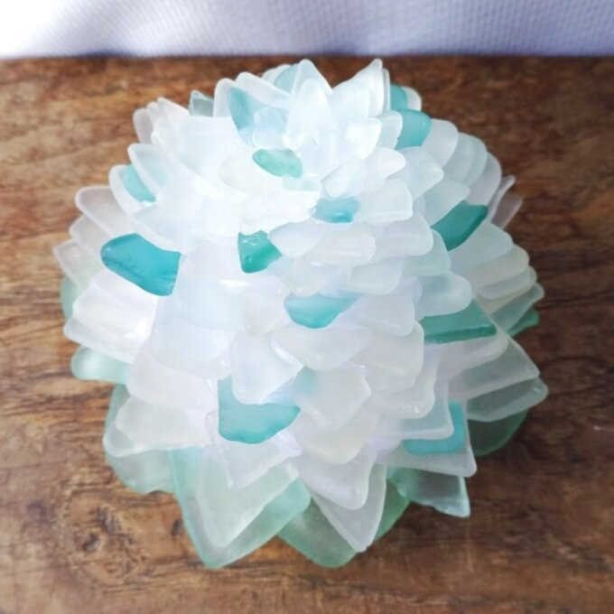 【オーダー】シーグラスのお花のランプシェード ホワイト＆ブルーグリーン×ライトグリーン 木の芽月（このめづき）【海灯花】