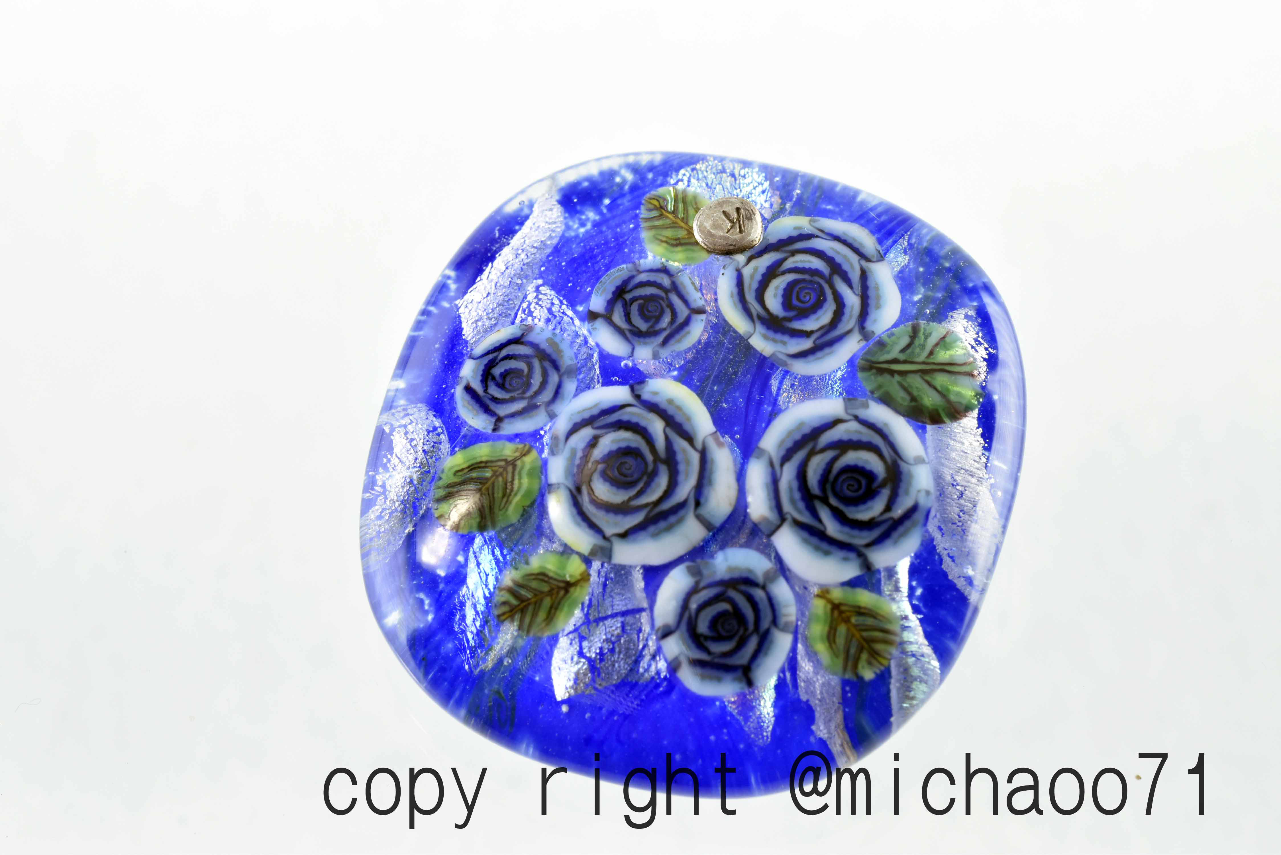 創作トンボ玉　 青い薔薇　バラ　　アートガラスのジュエリー　ネックレスペンダント(10793-489min）作家物一点物