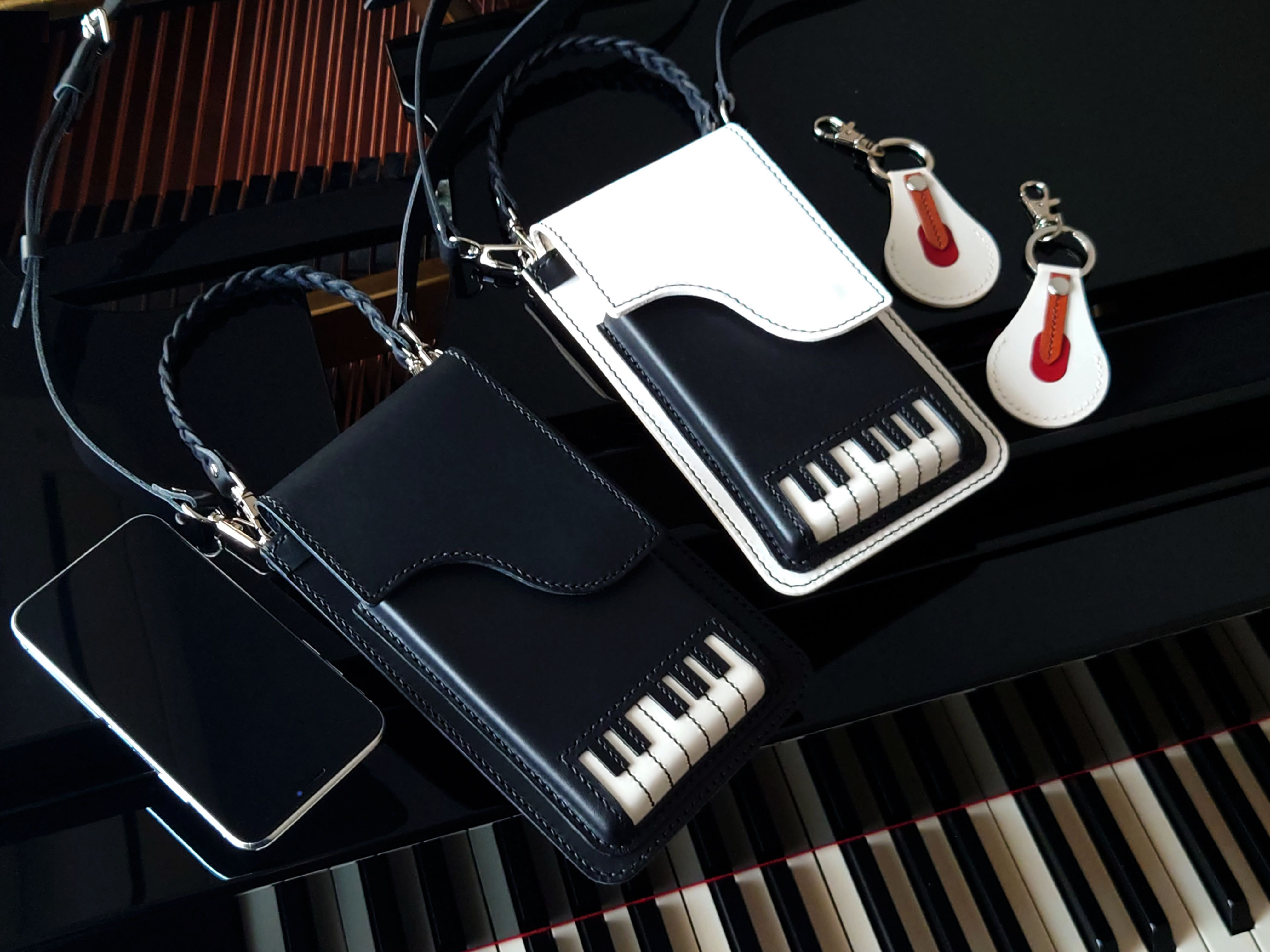 《特集掲載》個性派！【ピアノ】スマホポシェット＆ハンマーチャーム【肩紐長さ調整可・2way】袋ラッピング無料