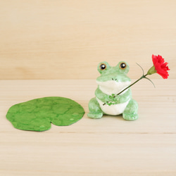 母の日ギフト『カエルの贈り物』和紙インテリア/置物　カーネーションとカエル(明るい緑色) 6枚目の画像