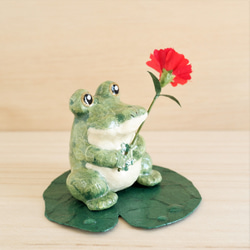 母の日ギフト『カエルの贈り物』和紙インテリア/置物　カーネーションとカエル(深い緑色) 8枚目の画像