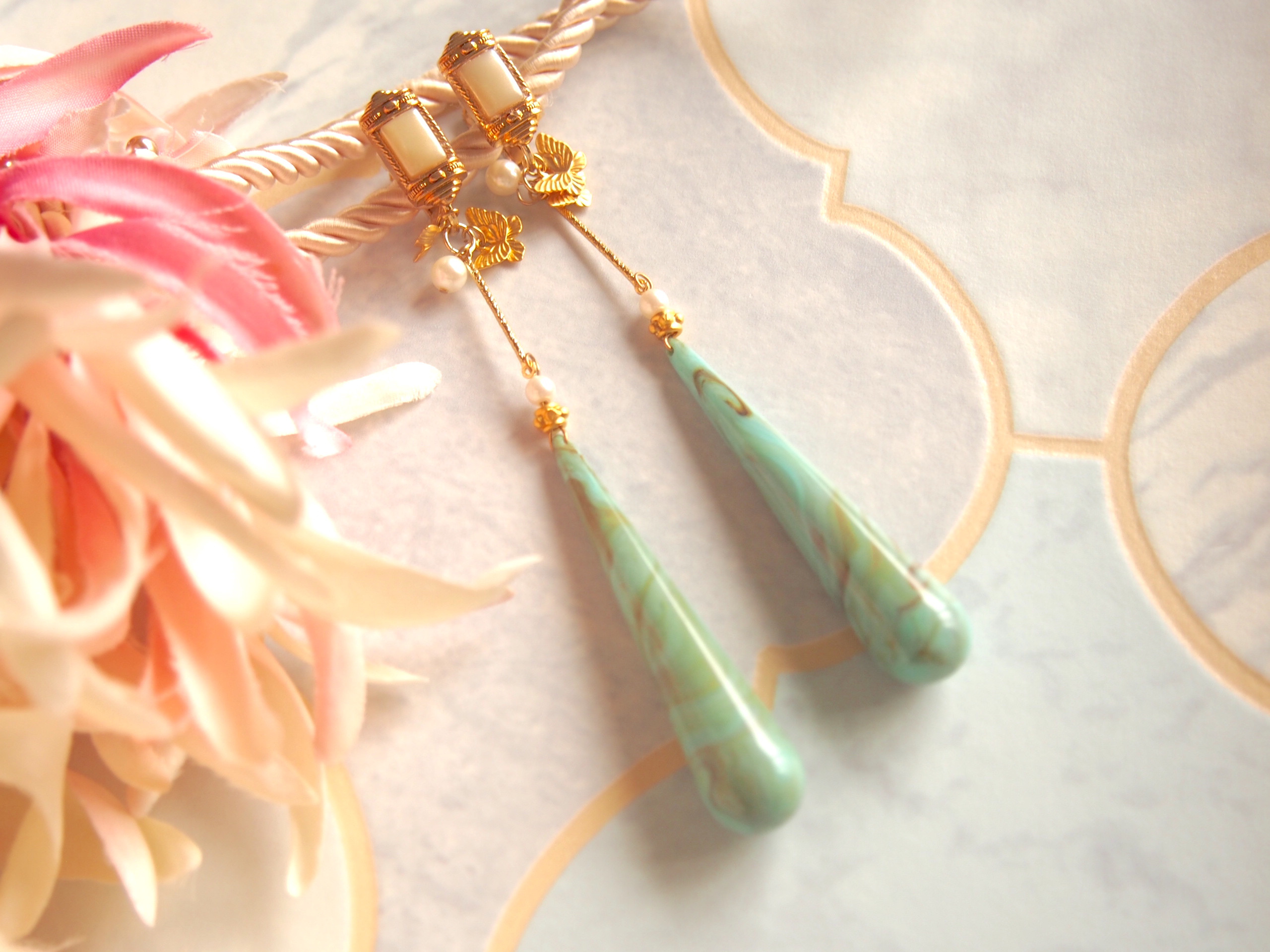 ヴィンテージボタンとヴィンテージドロップビーズのイヤリング（ピアス）