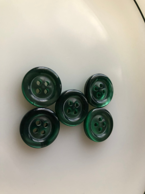 アンティーク ボタン 5個　ビンテージ 昭和 レトロ 個性的 ハンドメイド素材 日本製 ポップ アクセ グリーン　緑 3枚目の画像