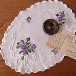 ドイツの手仕事/愛らしいスミレの花束の手刺繍 ドイリー 生地(ヴィンテージ リメイク素材 すみれ） 1枚目の画像