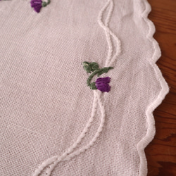ドイツの手仕事/愛らしいスミレの花束の手刺繍 ドイリー 生地(ヴィンテージ リメイク素材 すみれ） 12枚目の画像