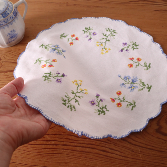 ドイツの手仕事/野に咲く小花の手刺繍 円形ドイリー (ヴィンテージ リメイク素材） 10枚目の画像