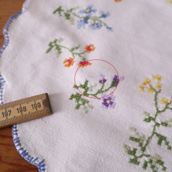 ドイツの手仕事/野に咲く小花の手刺繍 円形ドイリー (ヴィンテージ リメイク素材） 17枚目の画像