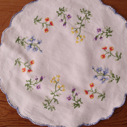 ドイツの手仕事/野に咲く小花の手刺繍 円形ドイリー (ヴィンテージ リメイク素材） 3枚目の画像