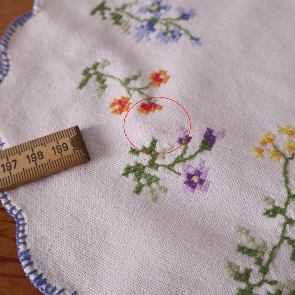 ドイツの手仕事/野に咲く小花の手刺繍 円形ドイリー (ヴィンテージ リメイク素材） 18枚目の画像