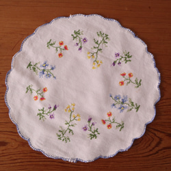 ドイツの手仕事/野に咲く小花の手刺繍 円形ドイリー (ヴィンテージ リメイク素材） 2枚目の画像