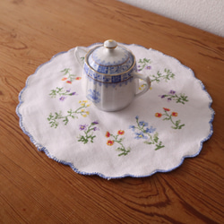 ドイツの手仕事/野に咲く小花の手刺繍 円形ドイリー (ヴィンテージ リメイク素材） 5枚目の画像