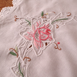 ドイツの手仕事/ピンクローズの手刺繍とスカラップ手編みレース テーブルマット・ドイリー　(ヴィンテージ) 13枚目の画像