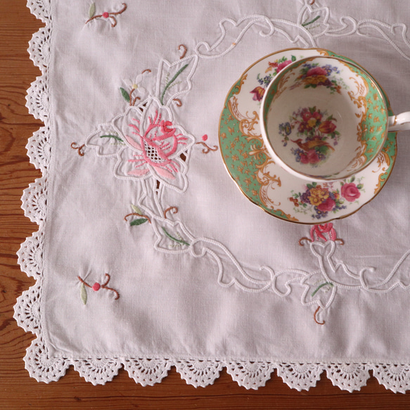 ドイツの手仕事/ピンクローズの手刺繍とスカラップ手編みレース テーブルマット・ドイリー　(ヴィンテージ) 4枚目の画像