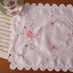 ドイツの手仕事/ピンクローズの手刺繍とスカラップ手編みレース テーブルマット・ドイリー　(ヴィンテージ) 1枚目の画像