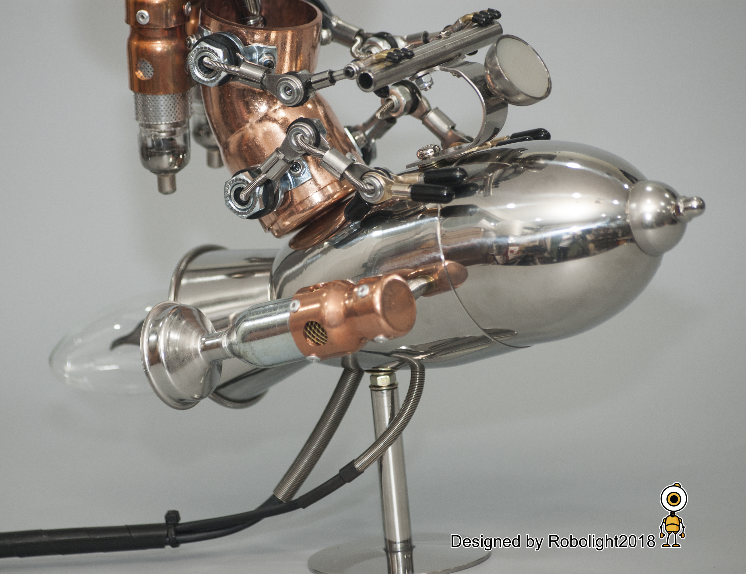 ロケット ランプの上に座っているロボット // 炎の電球