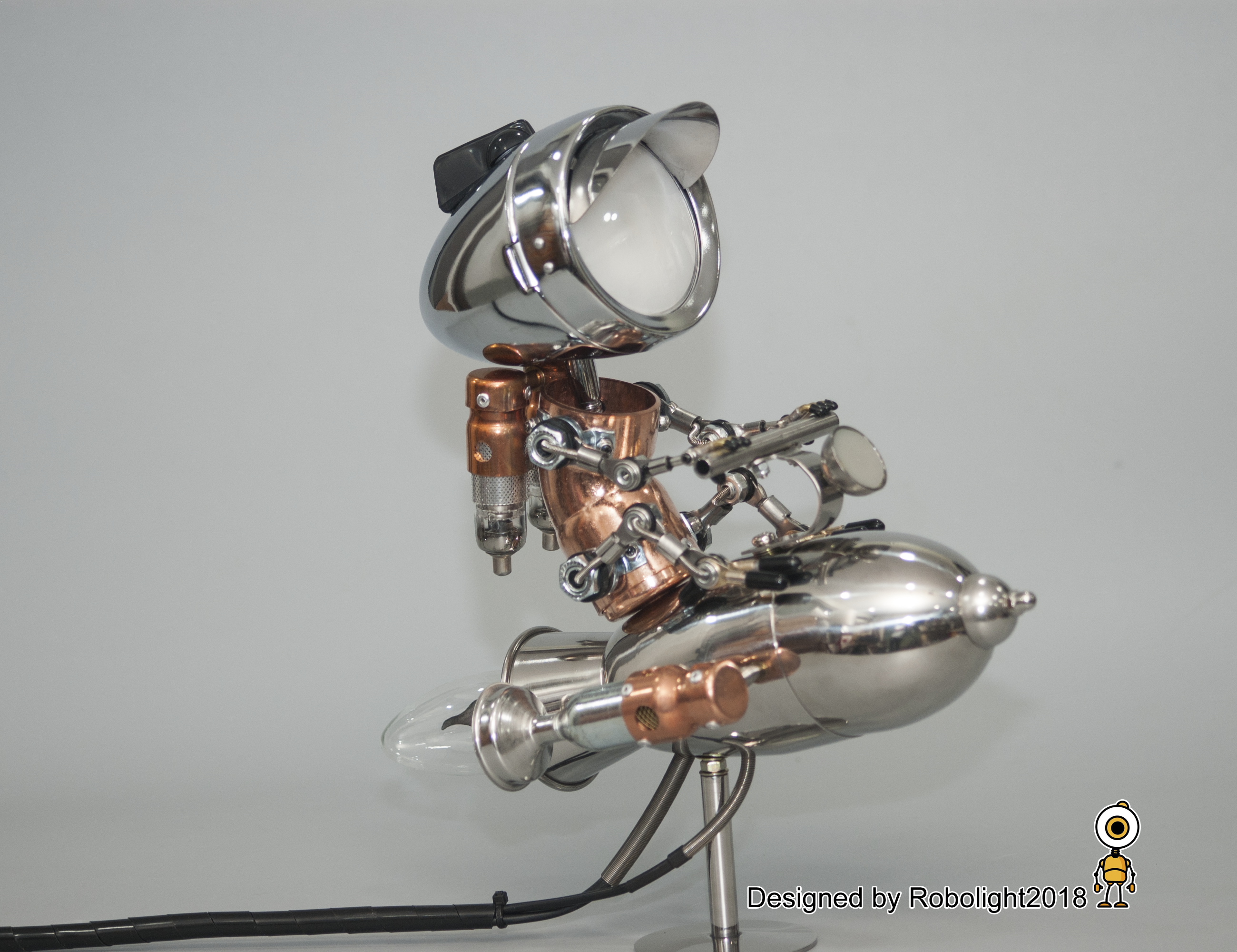 ロケット ランプの上に座っているロボット // 炎の電球