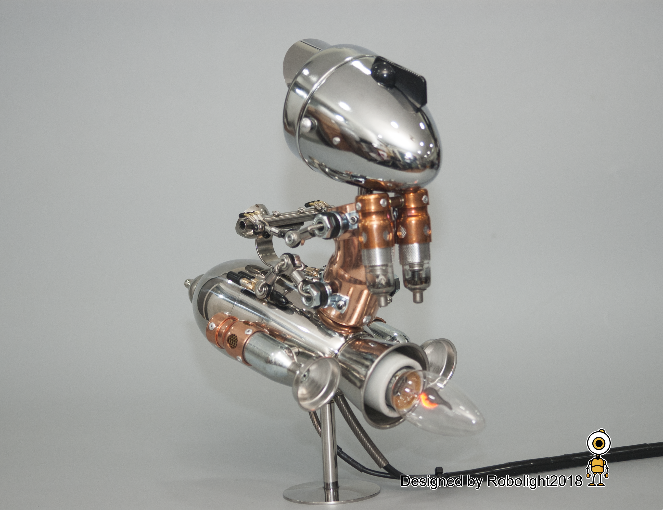 ロケット ランプの上に座っているロボット // 炎の電球