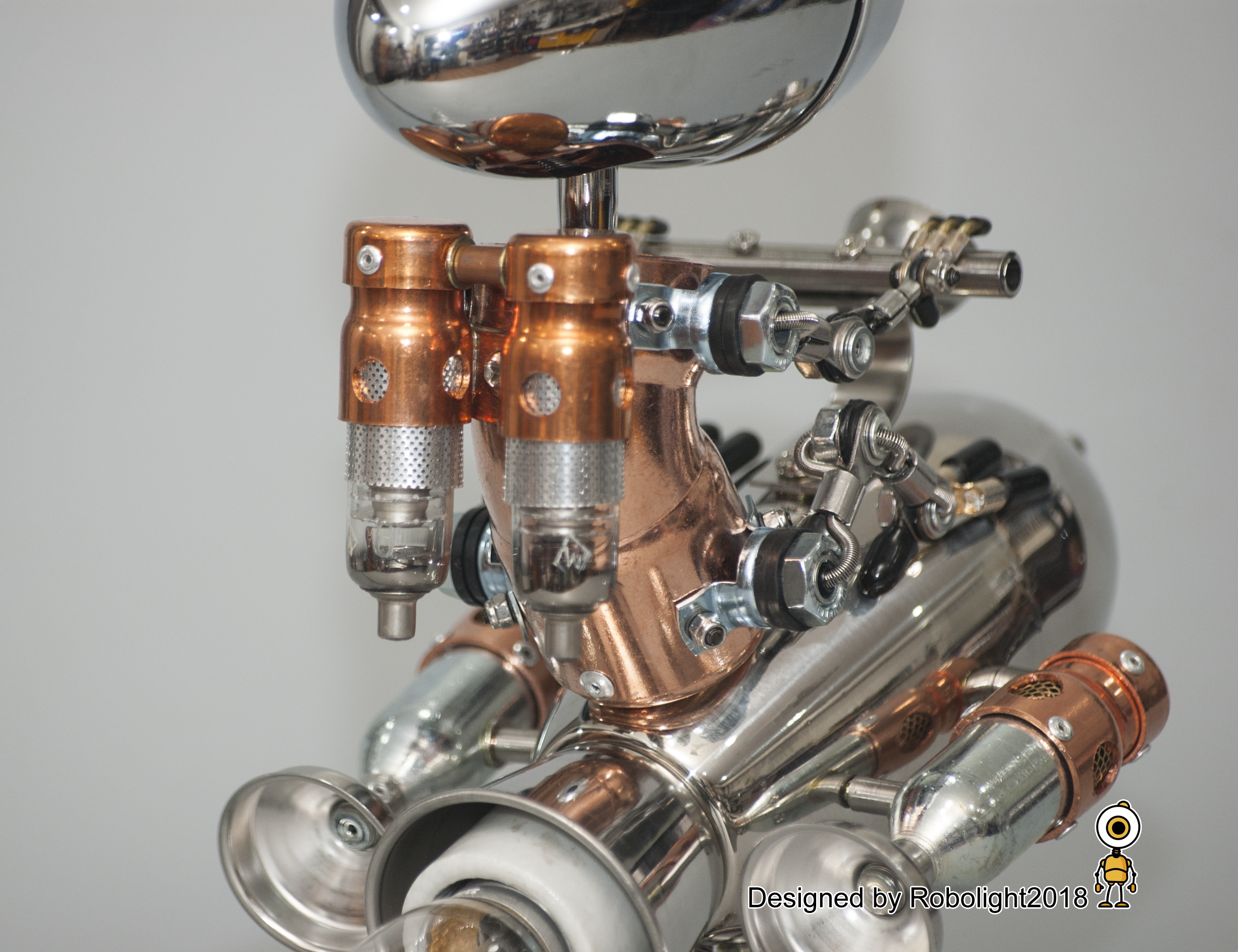 ロケット ランプの上に座っているロボット // 炎の電球