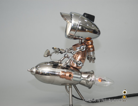 ロケット ランプの上に座っているロボット // 炎の電球 スタンドライト