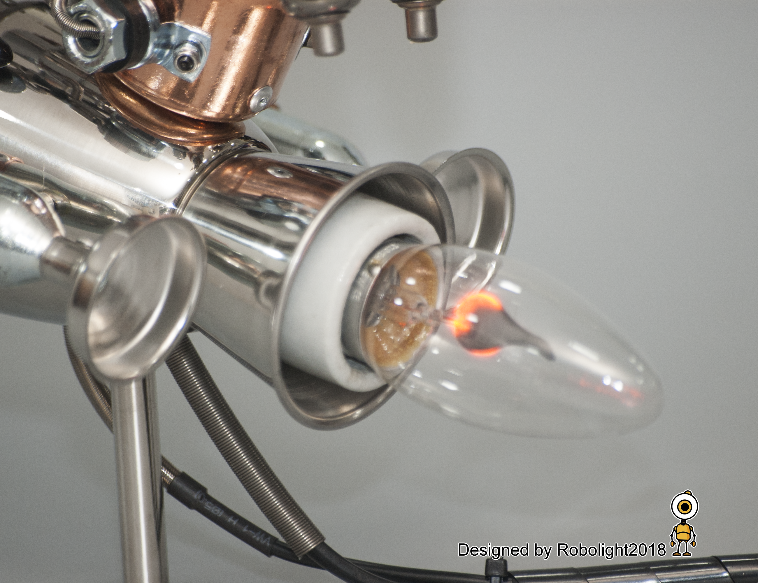 ロケット ランプの上に座っているロボット // 炎の電球