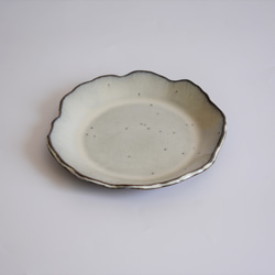 お花のような丸い大皿(白/光沢/赤土) 2枚目の画像