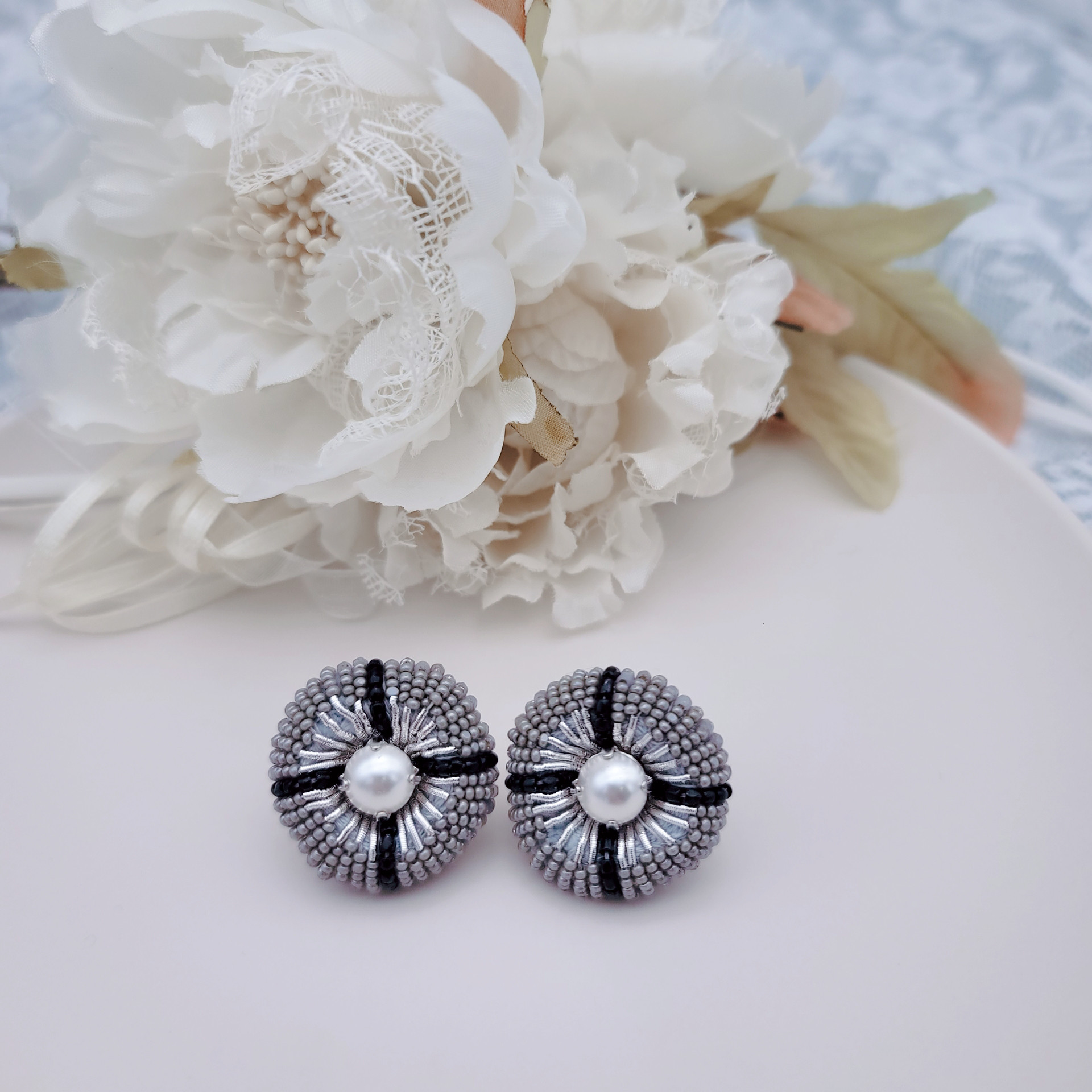 【pierce/earring】クールな丸ピアス/イヤリング[グレー][オートクチュール刺繍]