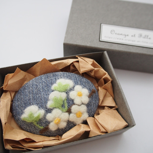 草花を描いた羊毛フェルト刺繍のブローチ（ユキヤナギ・オーバル
