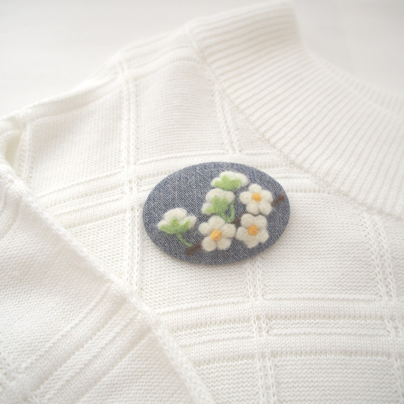 草花を描いた羊毛フェルト刺繍のブローチ（ユキヤナギ・オーバル大） 3枚目の画像