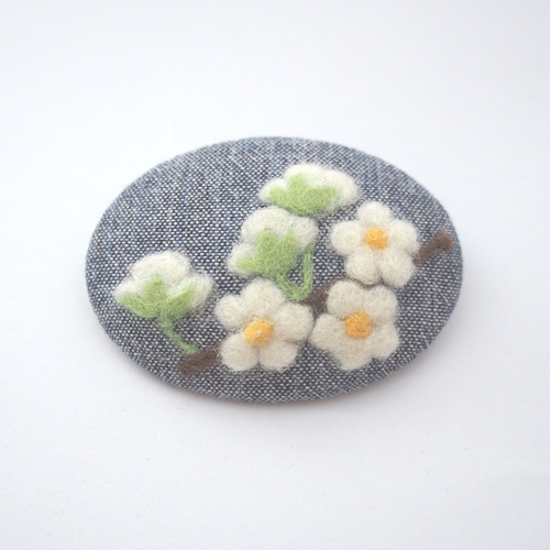草花を描いた羊毛フェルト刺繍のブローチ（ユキヤナギ・オーバル