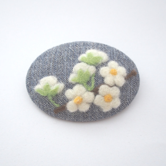 草花を描いた羊毛フェルト刺繍のブローチ（ユキヤナギ・オーバル大） 2枚目の画像