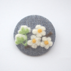 草花を描いた羊毛フェルト刺繍のブローチ（ユキヤナギ） 2枚目の画像