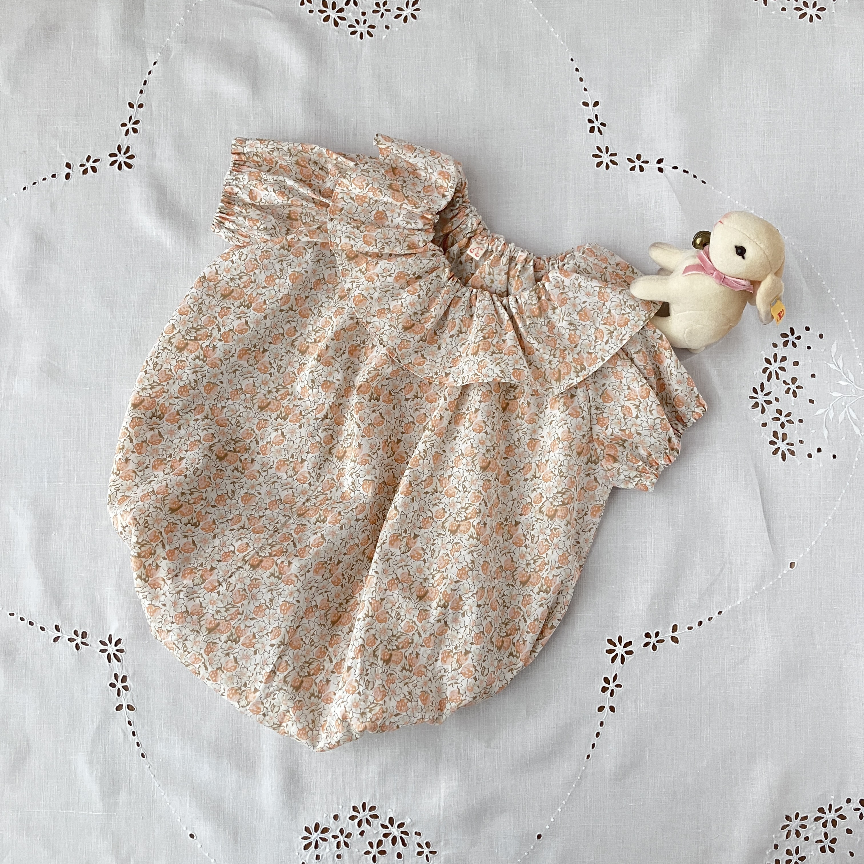 苺　リバティ＊アシュテッド　ベビー　フリル衿の半袖ロンパース