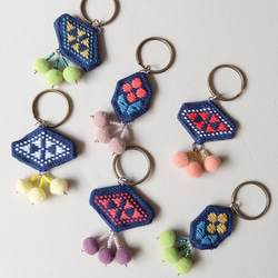 Kogin-zashi pom-pom key holder☺︎算盤【緞帶☺︎包掛飾☺︎刺繡】智能手機配件 第19張的照片