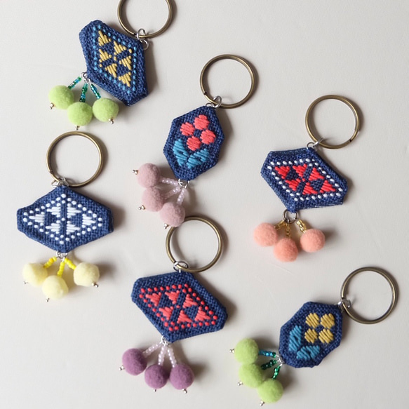 こぎん刺しポンポンキーホルダー☺︎そろばん【リボン☺︎バッグチャーム☺︎刺繍】スマホアクセサリー 19枚目の画像