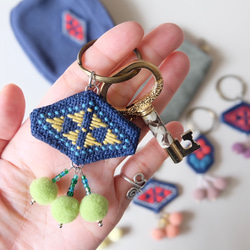 Kogin-zashi pom-pom key holder☺︎算盤【緞帶☺︎包掛飾☺︎刺繡】智能手機配件 第2張的照片