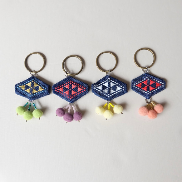 Kogin-zashi pom-pom key holder☺︎算盤【緞帶☺︎包掛飾☺︎刺繡】智能手機配件 第6張的照片