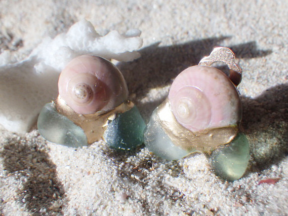 Sea Gift 三文魚粉色螺殼和海玻璃金繼耳環☆蝴蝶泉 第6張的照片