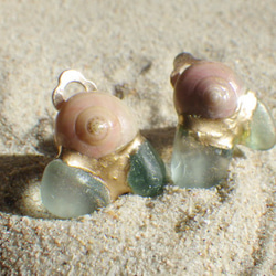Sea Gift 三文魚粉色螺殼和海玻璃金繼耳環☆蝴蝶泉 第5張的照片