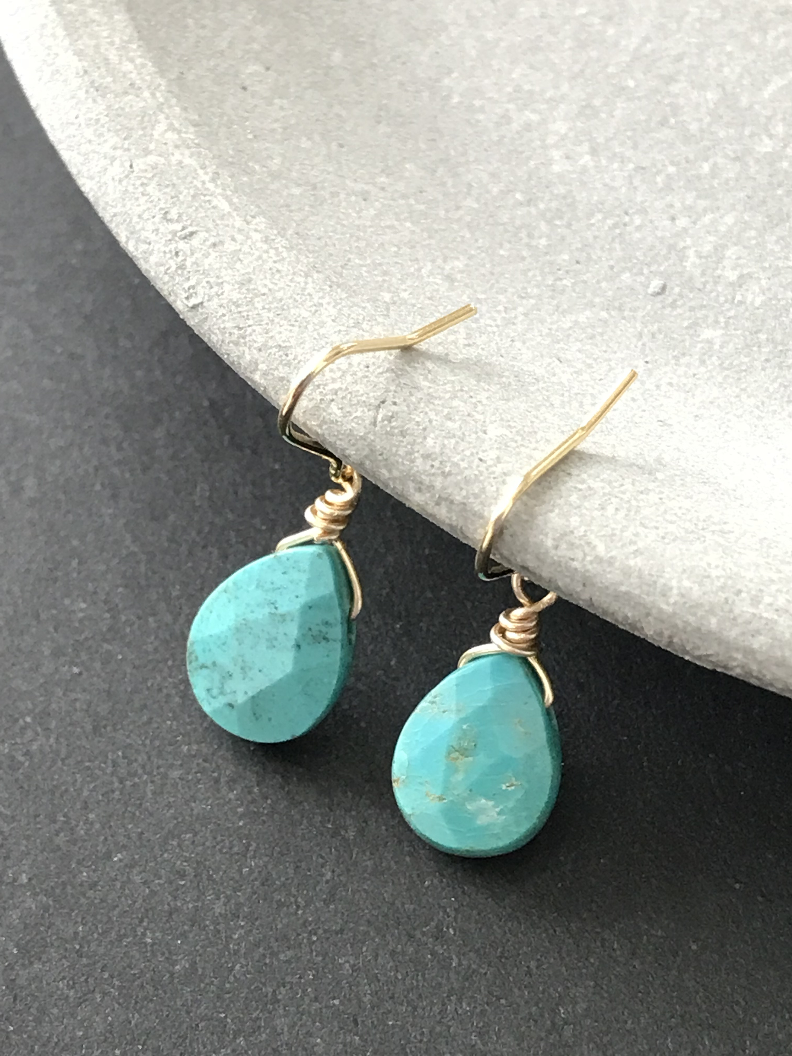 ペアシェイプカットの天然ターコイズ♚ピアス/ノンホールピアス