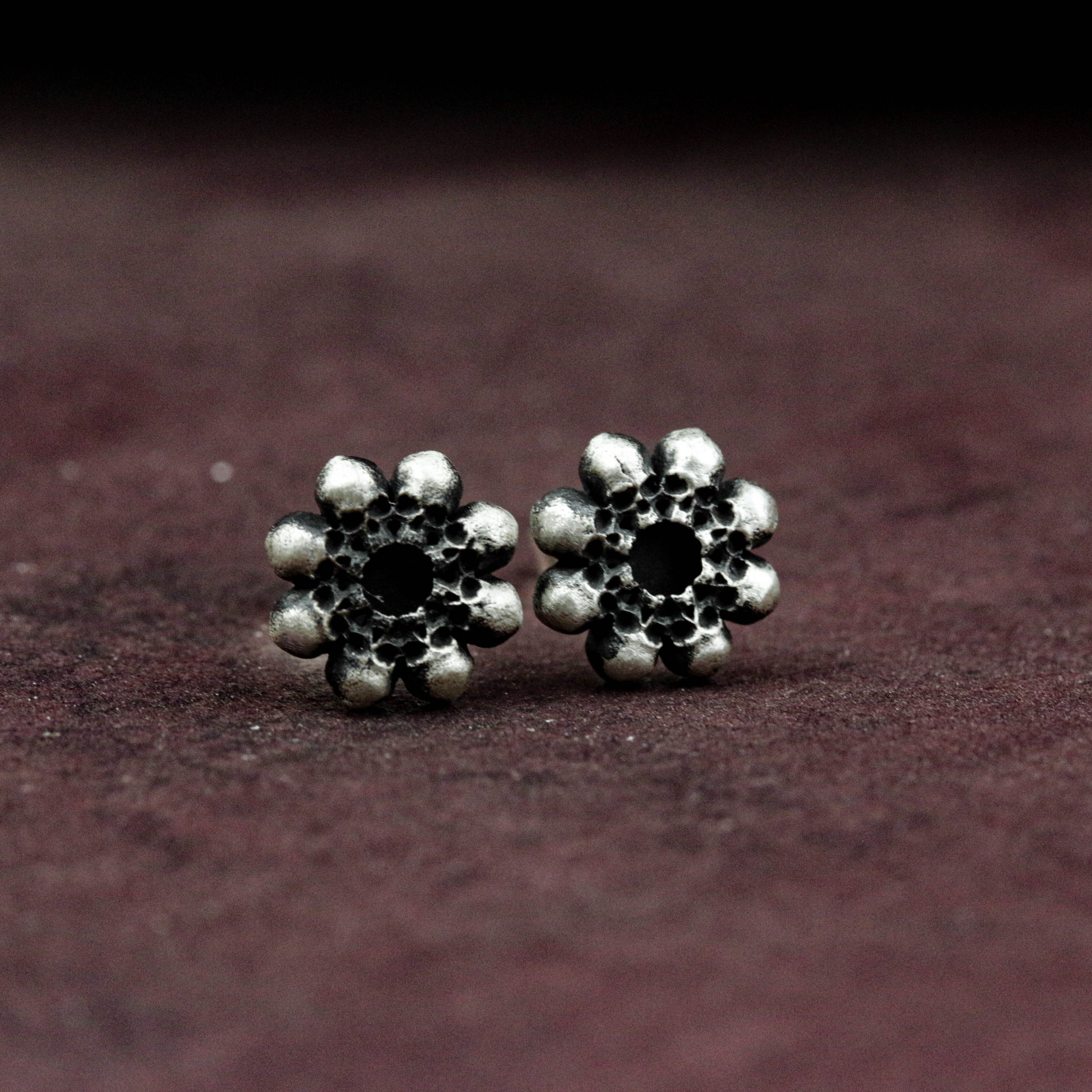 髑髏と十字架の丸いスタッドピアス、頭蓋骨のスタッドピアス、丸い形のスタッドピアス、彼への贈り物 - 手作り