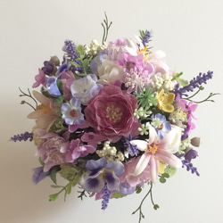 優しい色のフラワーアレンジメント    (造花、アレンジメント、花器付き、小さめ、敬老の日、お供え） 2枚目の画像