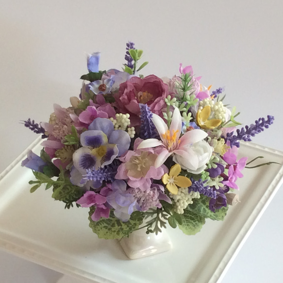 優しい色のフラワーアレンジメント    (造花、アレンジメント、花器付き、小さめ、敬老の日、お供え） 1枚目の画像