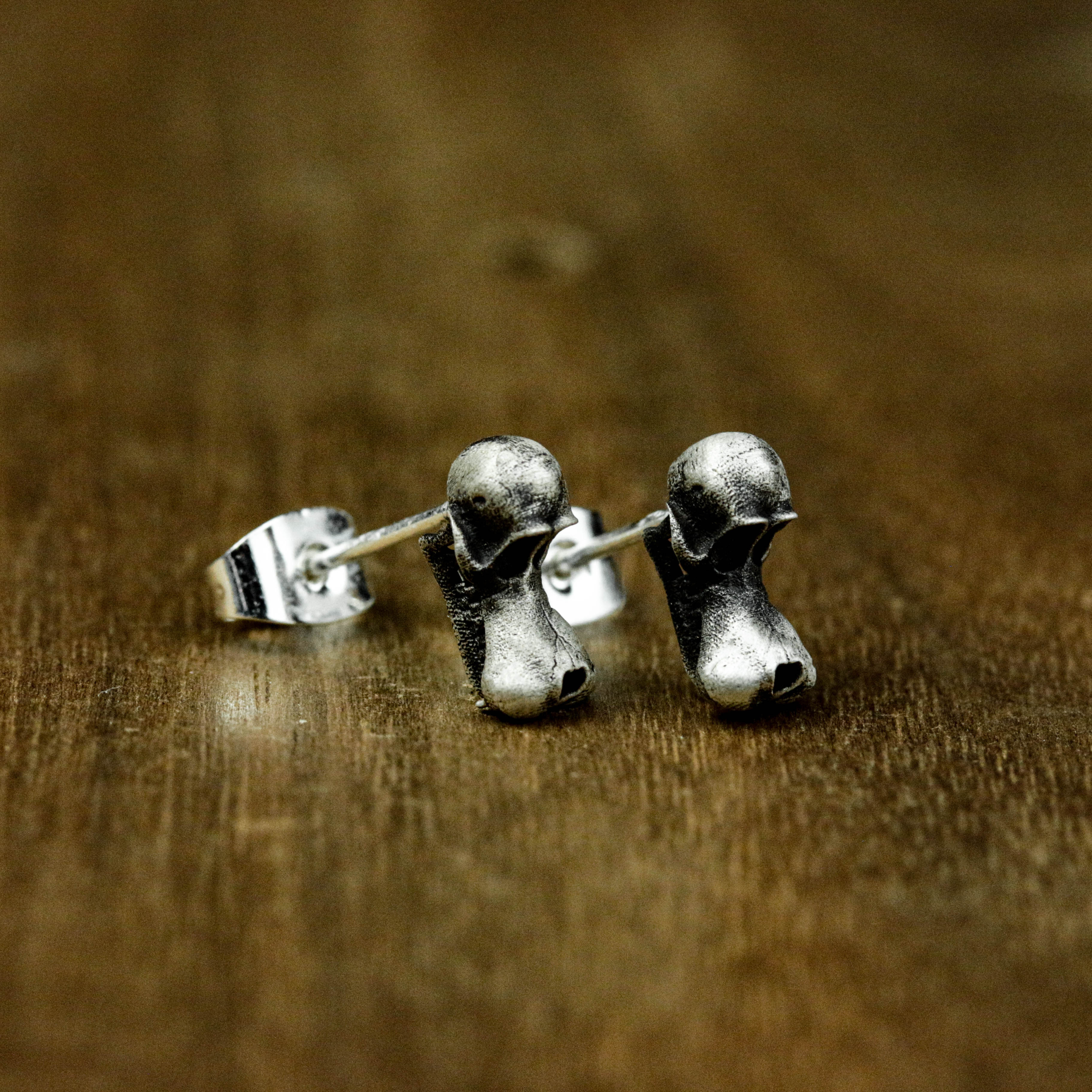 犬の頭蓋骨のスタッドのイヤリング、犬のイヤリング、銀の鋲、犬の宝石、スカル スタッド イヤリング