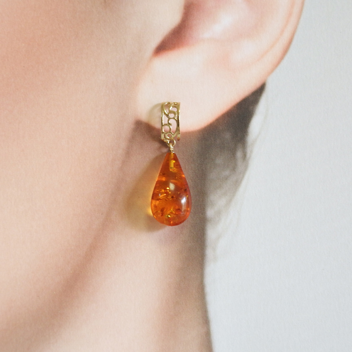 琥珀　アンバー　 ロング　透かしパーツ　ピアス　１８金ピアスポスト　１０金　K10　１点物