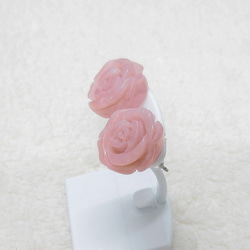 14×14mmピンクオパールの薔薇のピアス（天然石、チタン製ポール、シリコン樹脂） 3枚目の画像
