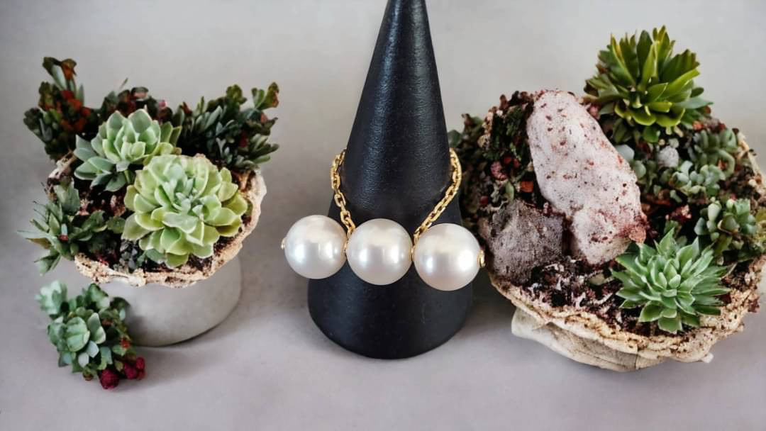 ベルトタイプの指輪。