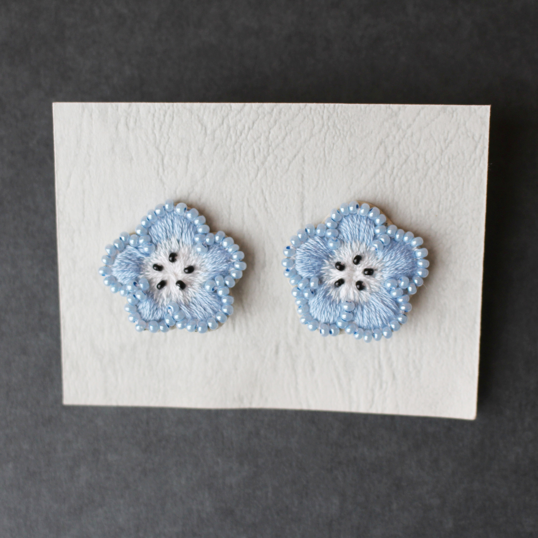 ネモフィラ/ビーズ刺繍イヤリング